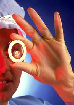 Mano enguantada sosteniendo un visor 